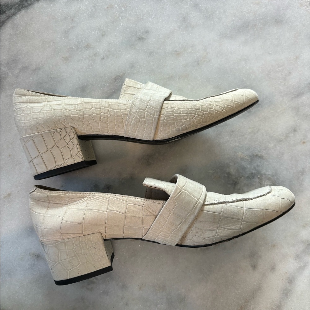 Freda Salvador Crocodile-Embossed Heeled Loafers in Cream Sz 9